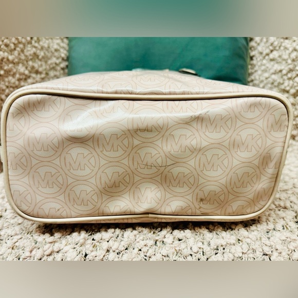 Michael Kors Baby Pink Handbag - Picture 5 of 14